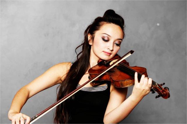 female violin player lakshadweep